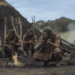 Hommes préhistoriques autour d'un petit feu, avec des outils et une hutte en arrière-plan dans un environnement brumeux.