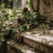 Cimetières Parisiens : Vieille pierre sculptée avec des motifs floraux et des inscriptions, couverte de mousse et entrelacée avec des roses rouges en bourgeon et des feuilles vertes, dans un cimetière parisien.