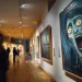 Visiteurs dans une galerie d'art moderne et contemporain contemplant "Le Cri" de Munch, une œuvre emblématique représentant la mort et l'angoisse.
