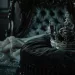 Une couronne royale posée sur un trône de velours noir, symbolisant le deuil dans la royauté.