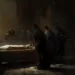 Une scène sombre et solennelle dans une chapelle où plusieurs personnes en robes traditionnelles contemplent le Suaire de Turin, exposé et illuminé par une lumière dorée, suscitant admiration et débat parmi les observateurs