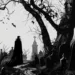 Une illustration en noir et blanc représentant Dracula enterré au Père-Lachaise, où un personnage semblable à Dracula se tient majestueusement sur un chemin bordé de tombes ornées sous un ciel lunaire, avec des chauves-souris volant autour des arbres décharnés.