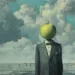 Image surréaliste montrant un homme en costume avec une pomme verte en guise de tête, se tenant devant un paysage urbain flottant sur l'eau, illustrant les thèmes de l'existentialisme et de la mortalité