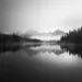 Un lac paisible reflétant des montagnes enneigées, sous une brume légère au lever du jour, offrant une atmosphère idéale pour ceux qui cherchent à commencer une méditation quotidienne.