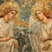 Cette scène, représentant des anges dans les mosaïques byzantines, symbolise la mort et l'ascension spirituelle, une thématique omniprésente dans l'art religieux de l'époque.