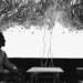 Illustration en noir et blanc représentant deux personnes en pleine discussion silencieuse, reliées par des flux mentaux symboliques – une métaphore visuelle de la pleine conscience et de la communication non violente.
