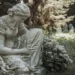 Les sculptures de cimetière représentant une femme en deuil dans un champ de tombes anciennes, illustrant le thème du memento-mori et la symbolique du souvenir funéraire.