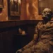 Stoneman Willie exposé dans un salon funéraire, une représentation saisissante du memento-mori à l’ère moderne.