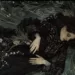 Illustration représentant une femme en robe noire brodée de fleurs, allongée comme une dormeuse funèbre, incarnant avec poésie l’alliance de l’art et deuil dans une esthétique contemporaine du Memento-mori.