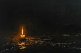 Image représentant une bougie allumée dans l’obscurité, symbole d’éveil intérieur et de Memento-mori, rappelant la fragilité de la vie face aux ténèbres.