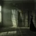 Intérieur sombre et silencieux inspiré de The Others, illustrant une vision Memento-mori de la mort comme piège et persistance, dans une maison figée hors du temps.