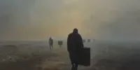Silhouettes marchant dans une brume dense lors d’une marche funèbre, symbolisant le Memento mori et la fragilité de la vie.