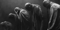 Image en noir et blanc représentant une procession d’humains voûtés, symbolisant la peur de la mort et l’idée du Memento-mori.