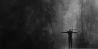 Illustration en noir et blanc d’une silhouette cruciforme face à une lumière éclatante. L’image évoque le message originel de Jésus et la méditation Memento-mori, rappelant la mort comme passage et non comme fin.
