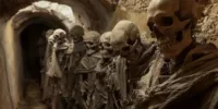Momies vêtues de robes en décomposition dans un couloir ancien des catacombes des Capucins, célèbre site funéraire de Palerme.