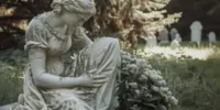 Les sculptures de cimetière représentant une femme en deuil dans un champ de tombes anciennes, illustrant le thème du memento-mori et la symbolique du souvenir funéraire.