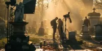 Scène de tournage dans un cimetière ancien à l’aube, avec des techniciens et des caméras installés entre les tombes — une illustration parfaite du thème “Les cimetières et les films” pour l’article Memento-mori.