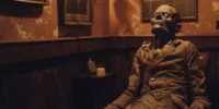 Stoneman Willie exposé dans un salon funéraire, une représentation saisissante du memento-mori à l’ère moderne.